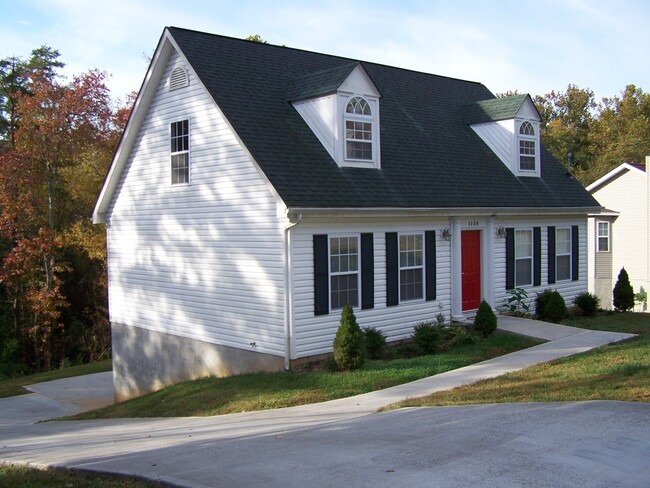 Building Photo - Cape Cod Style 3 bed, 2 bath, 2 car garage...