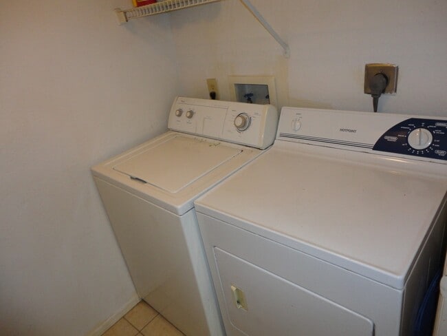 Building Photo - 3/3 Top Floor Unit Windsor Park