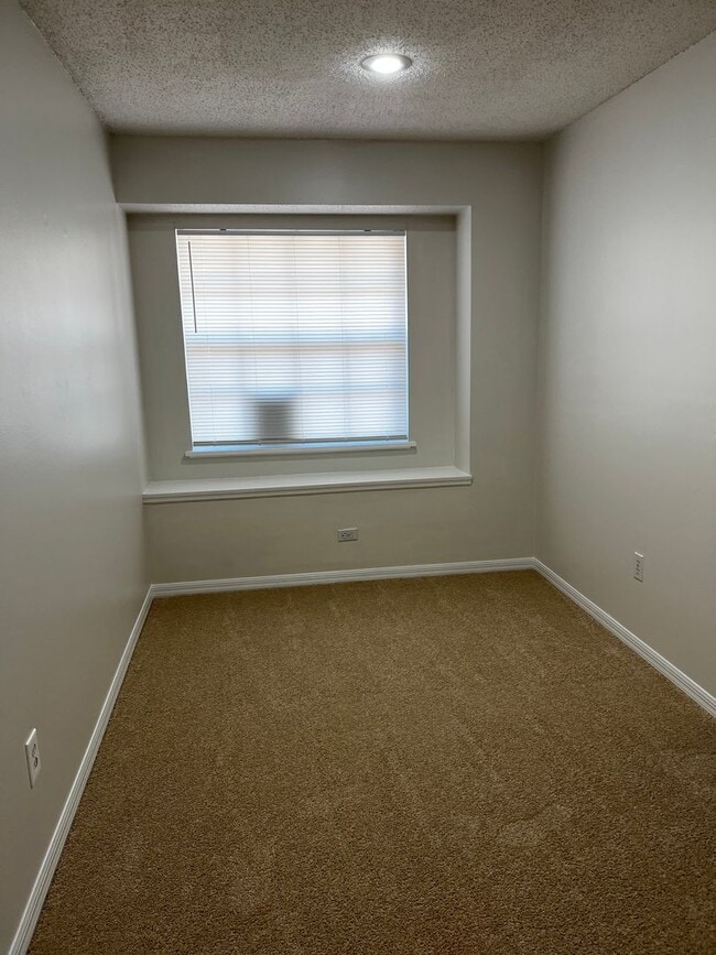 Building Photo - SANDPOINTE TOWNHOMES