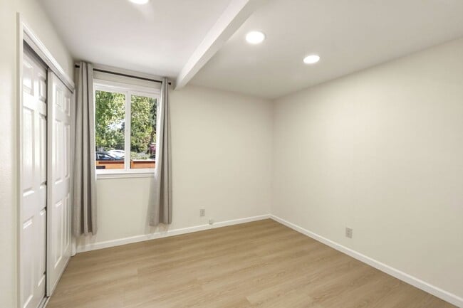 Building Photo - Conveniently Located 3 Bed, 2 Bath Home w/ Huge Patios