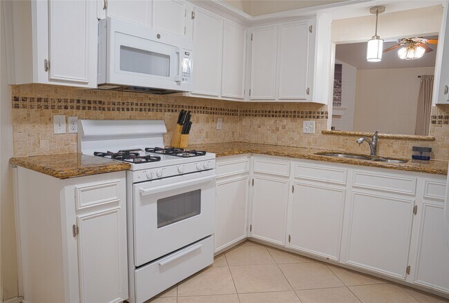 Building Photo - 36 S High Oaks Cir