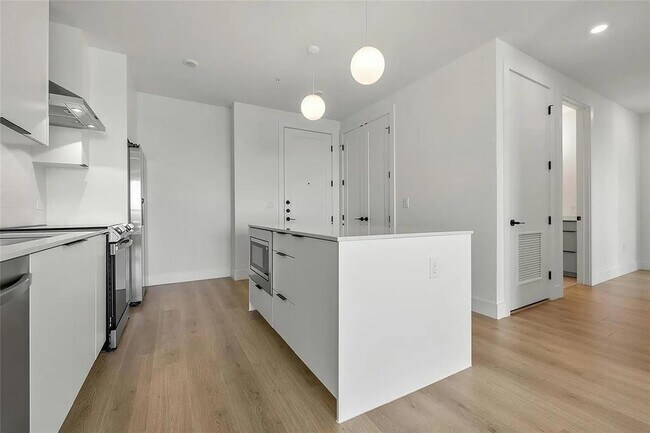 Building Photo - 1701 Simond Ave