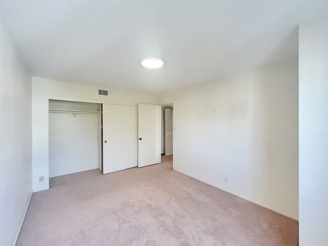 Building Photo - Beautiful 2BD/2BA W/ A/C, In-Unit Laundry, and Reserved Parking in Mission Valley!