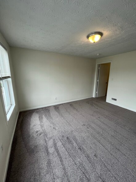Building Photo - 565 E Deshler Ave