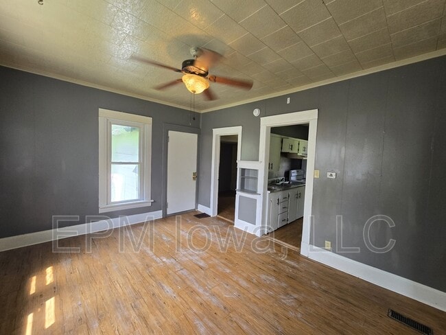 Building Photo - 402 Sunnyside Ave
