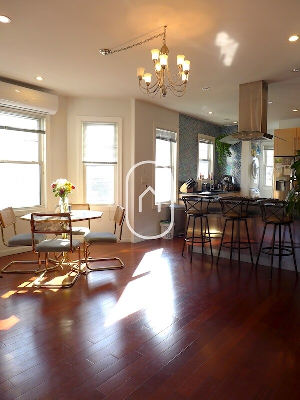 Building Photo - 26 Turner St