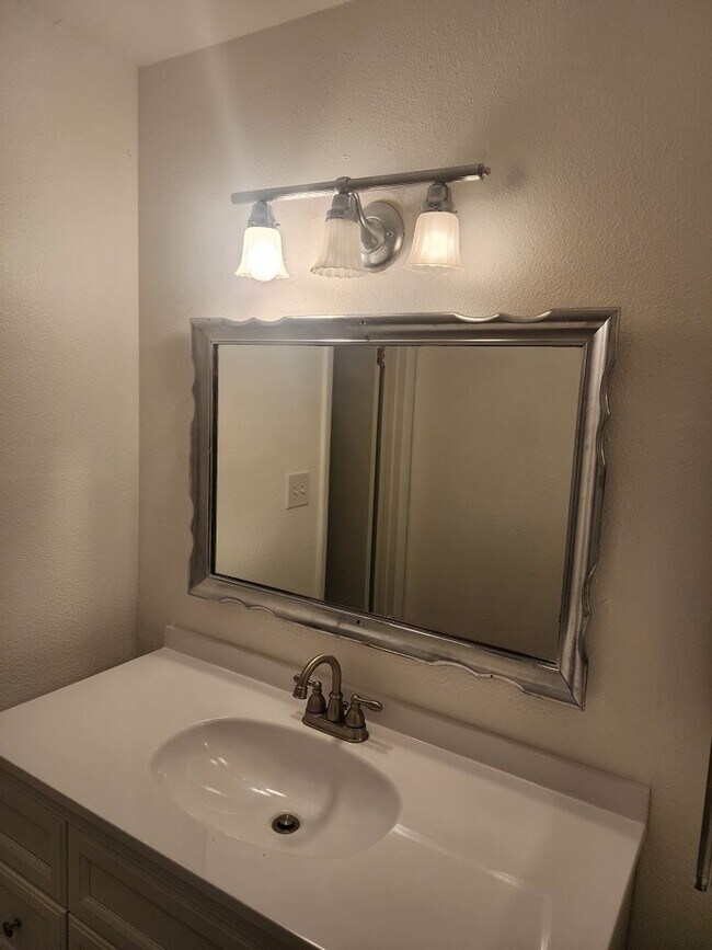 Building Photo - 3 bedroom/ 2 bath condo 1st floor condo