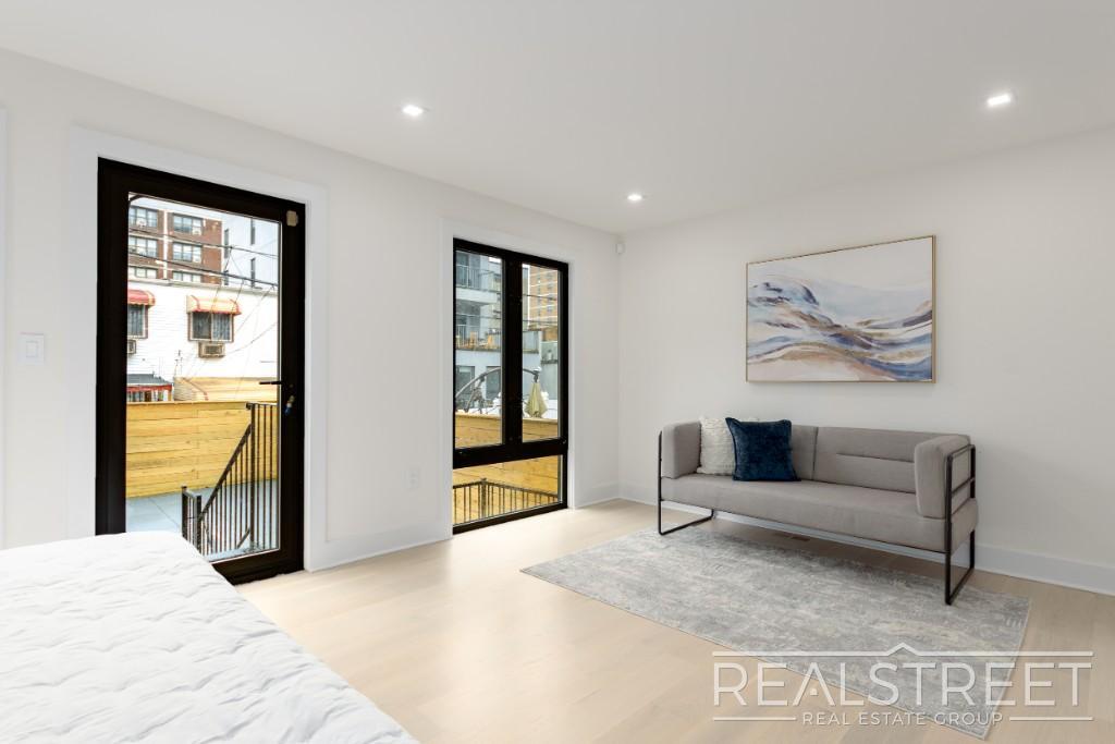 Building Photo - Exquisite 3 BR 3.5 BA Home with Private Pa...