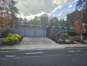 Building Photo - Eichler home near downtown Walnut Creek
