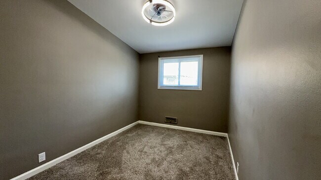 Building Photo - Beautifully remodeled 3 bedroom, 1.5 bath home.