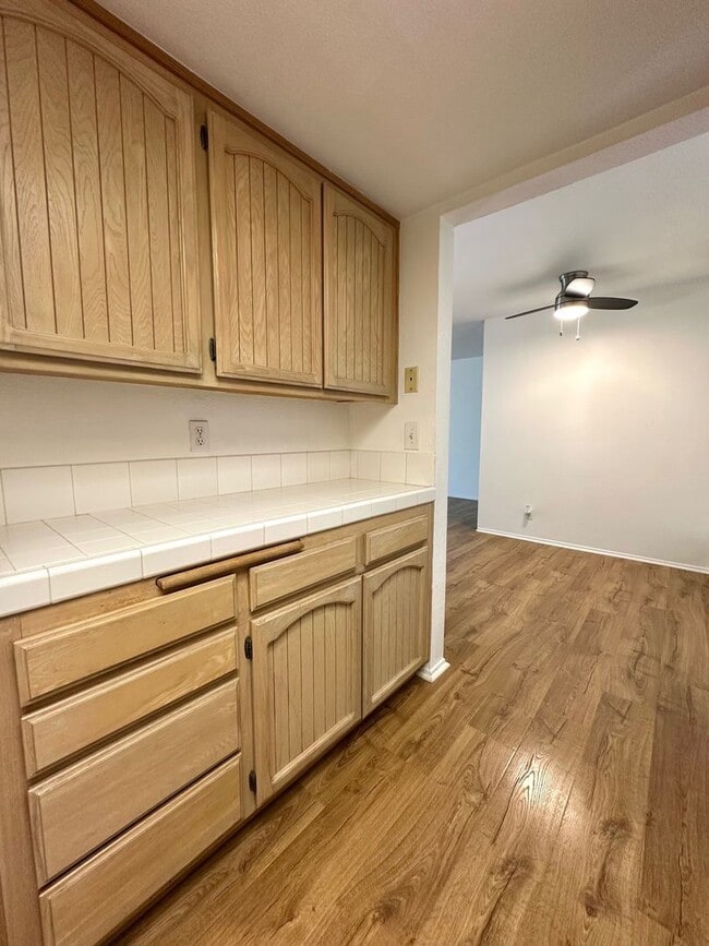 Building Photo - Rarely available 1 bedroom, 1 bathroom Con...