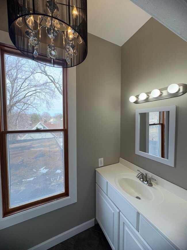 Building Photo - 4 bedroom home in the East Village of Dave...