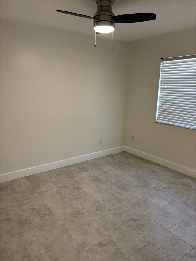 Building Photo - 1813 E Cheryl Dr