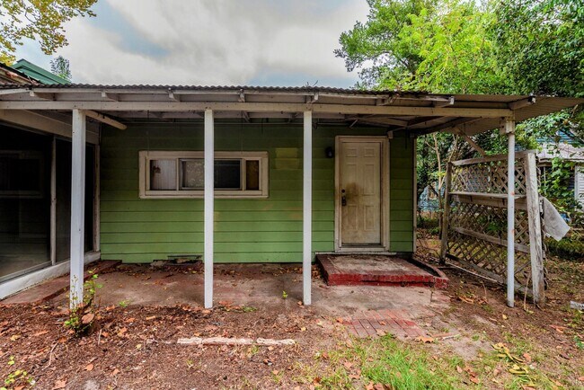 Building Photo - $1450- 4 bed/2 bath single-family home for...