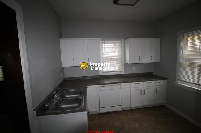 Building Photo - Character Home Oshkosh