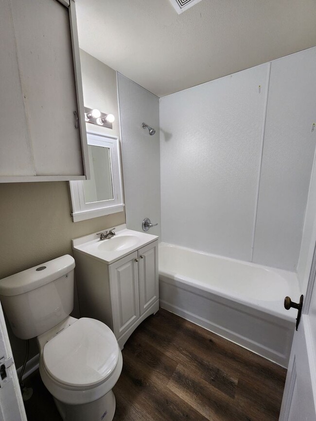 Building Photo - 3 Bedroom 1 Bath Home