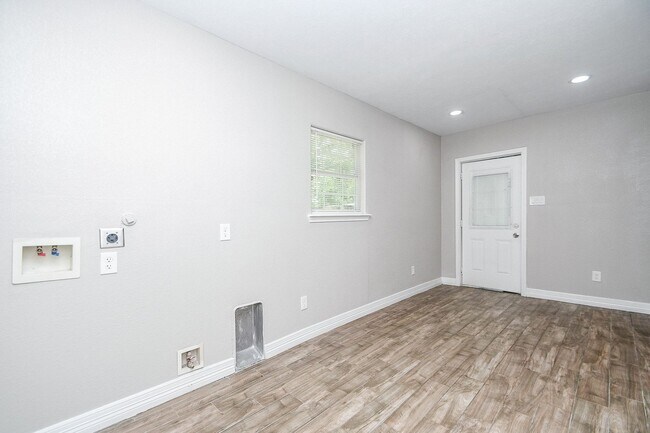Building Photo - 1405 Richard Ave