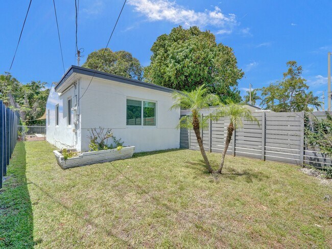 Building Photo - 1713 NE 15th Ave