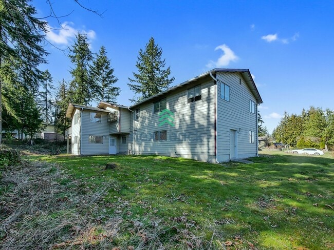 Building Photo - 5 Bed and 3 Bath Single-family Home Availa...