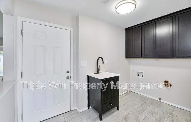 Building Photo - 803 Holiday Ave