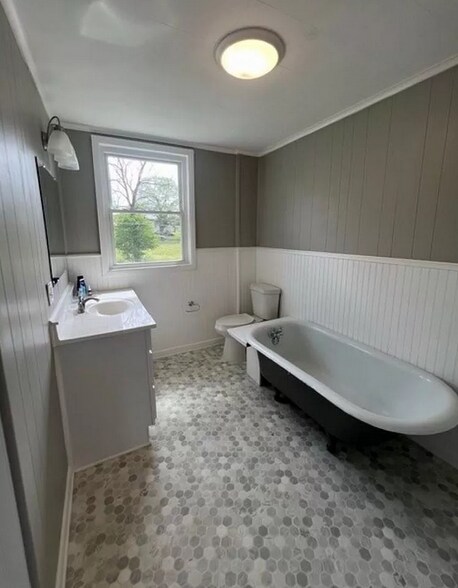 Building Photo - 288 S Walnut St