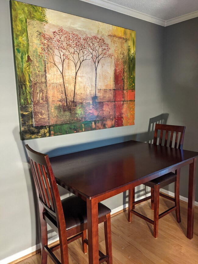 Eat In kitchen nook with table & chairs - 940 Glenn St