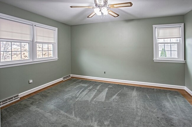 Building Photo - Lovely Colonial Home in Sharpley