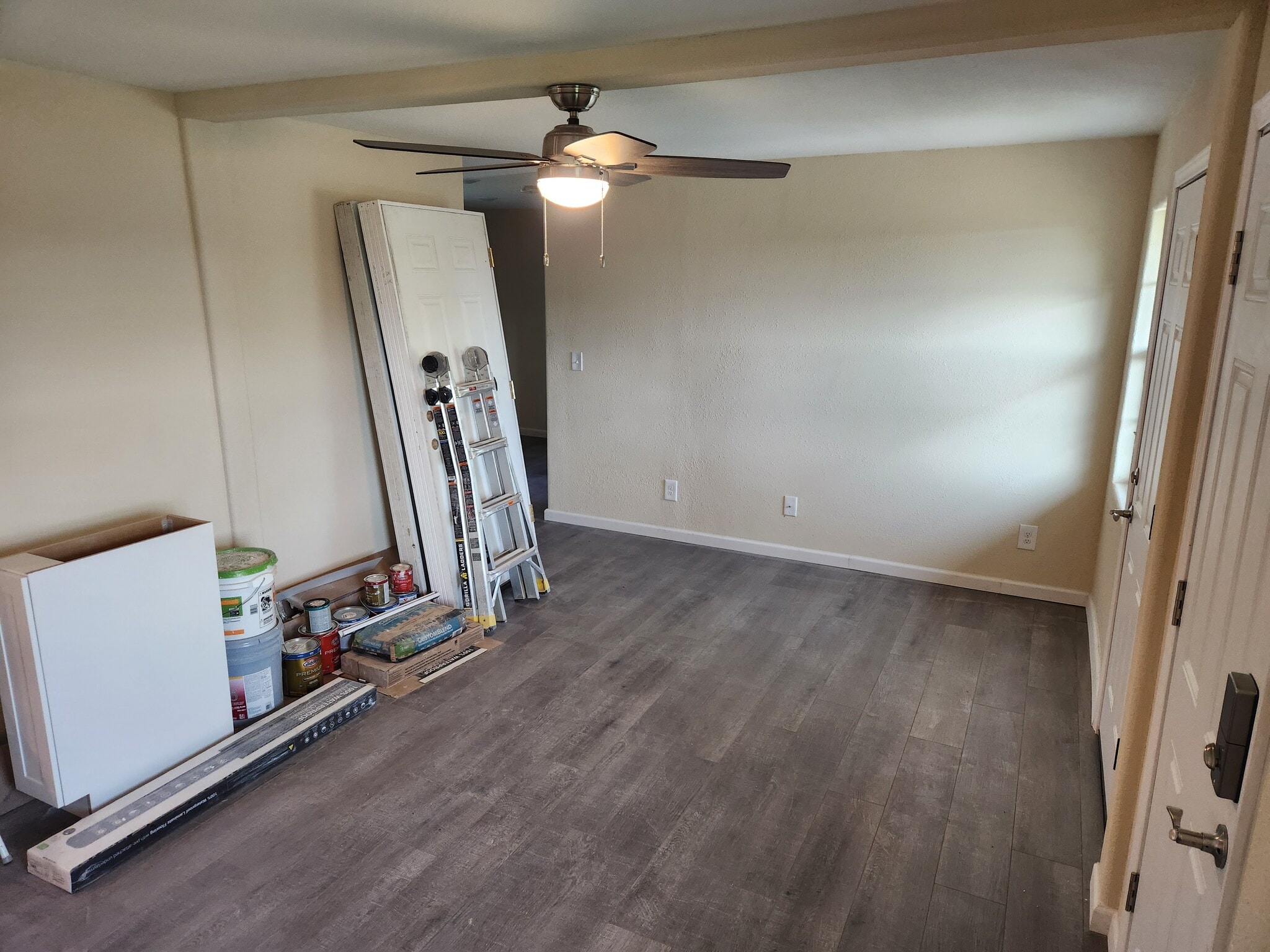 Living/Dining Room - 611 E Highway 11