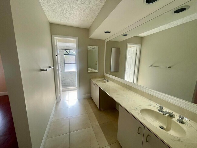 Building Photo - 12220 Sag Harbor Ct