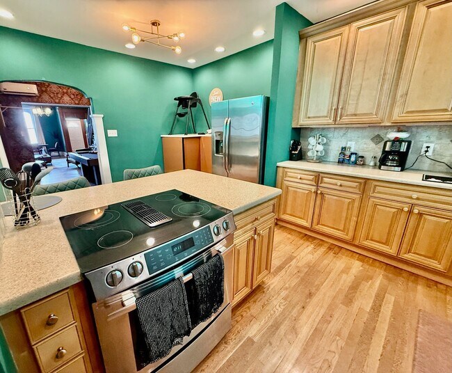 Building Photo - SPACIOUS & MODERN 3 BED/2.5 BA HOUSE w/ AC-Inlaid HARDWOOD Flooring-WASHER/DRYER & Rear PATIO in ...