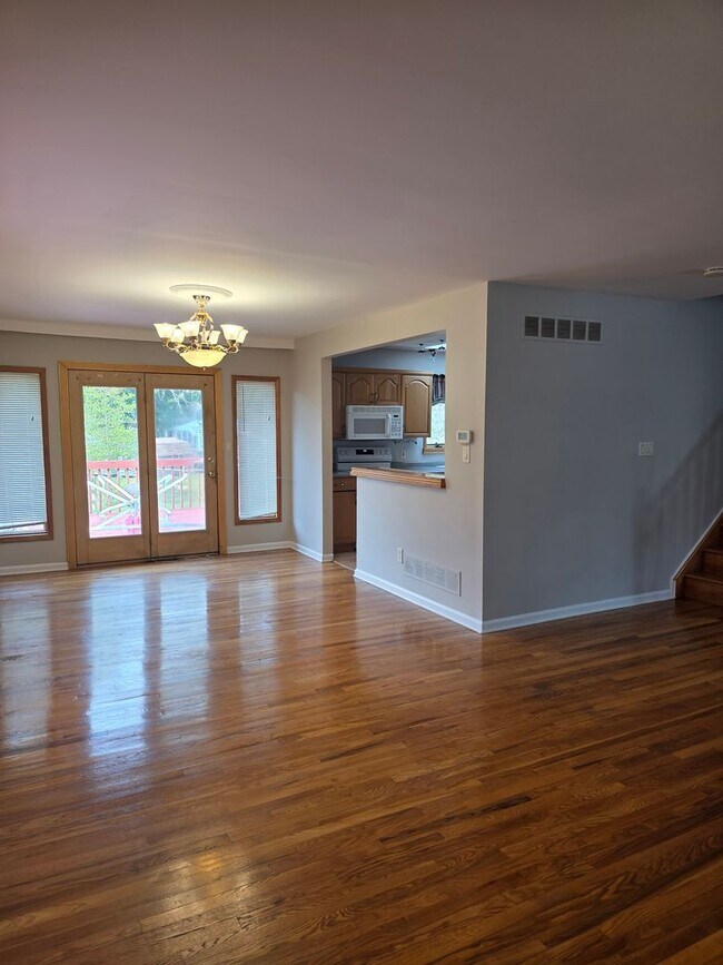 Building Photo - 812 Leeds Ln