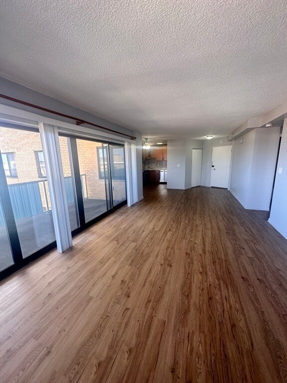 Building Photo - 300 Lynn Shore Dr