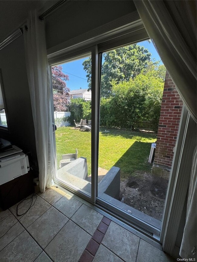 Building Photo - 1498 Kew Ave