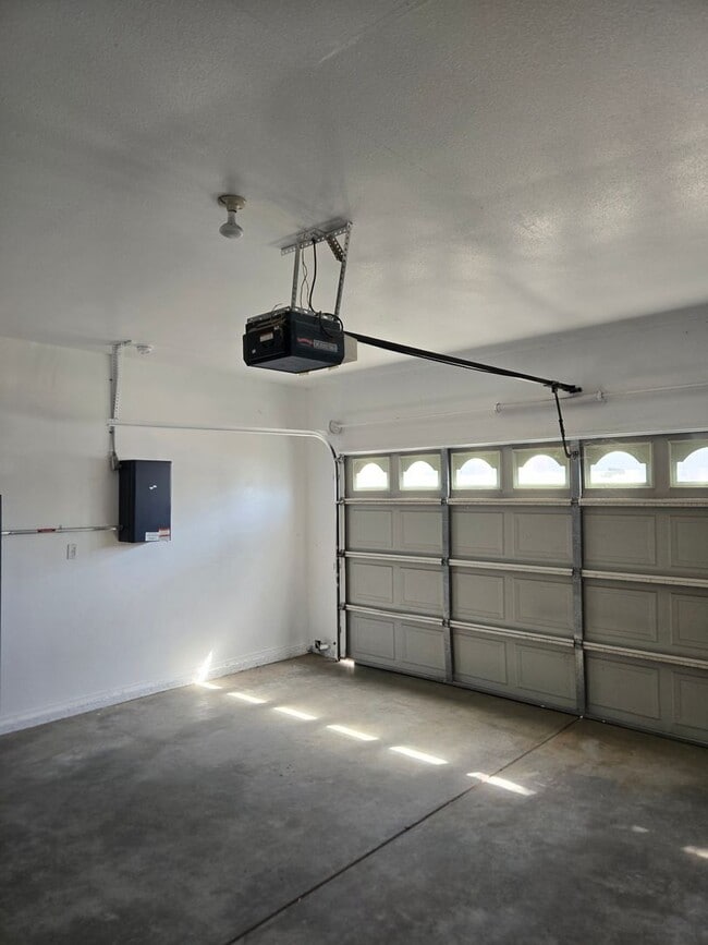 Building Photo - Three bedroom, fresh paint and pool!