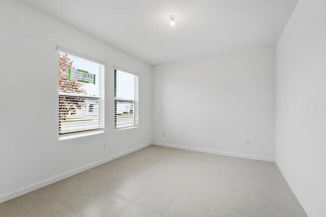 Building Photo - 10461 NW Suncrest Lp