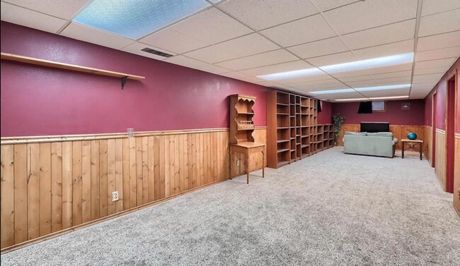 Building Photo - Huge room in a large shared home, private ...