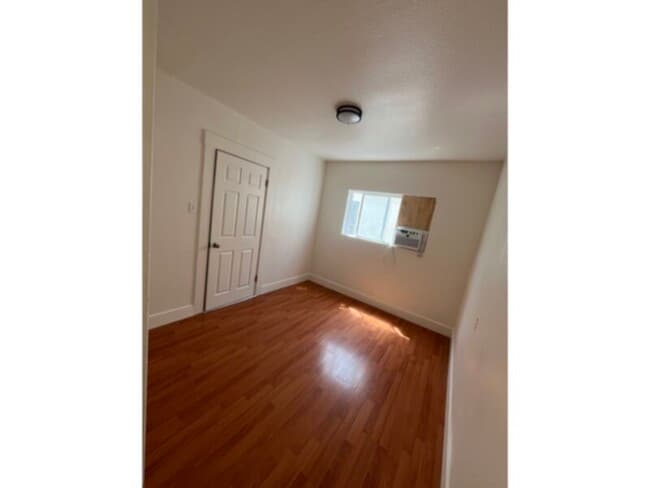 Building Photo - 2 Bedroom/ 1 bath Duet