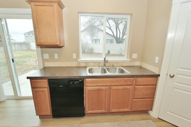 Building Photo - Spacious Single-Level Home on Cul-De-Sac