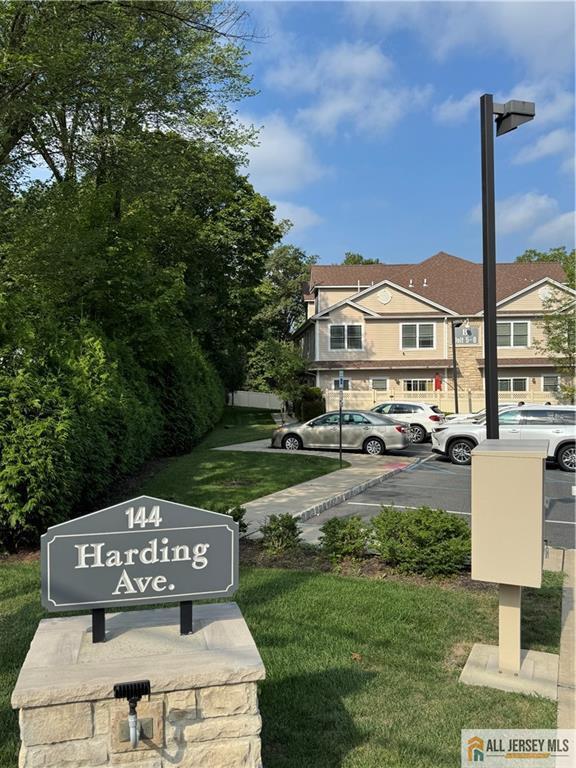 Building Photo - 144 Harding Ave