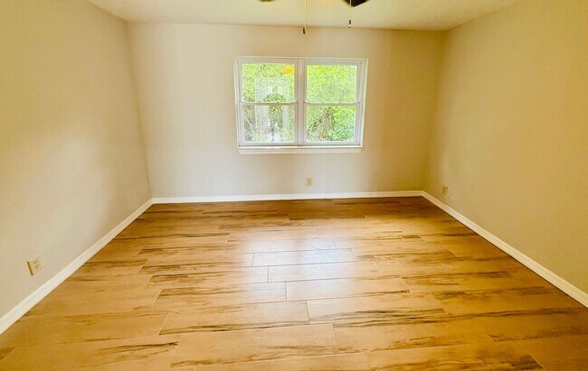Building Photo - Boater's Dream: 4/2.5/3CG home in exclusiv...