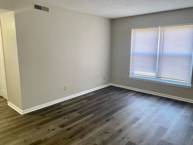 Building Photo - Second floor two bedroom apartment in Port...