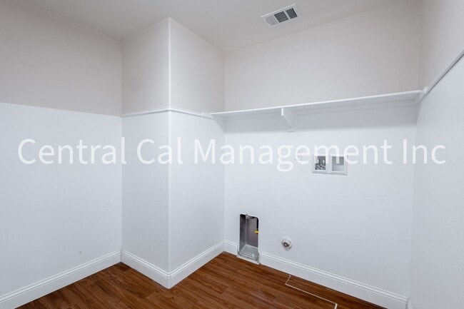 Building Photo - 5 Bedroom/3 Bath Home with Paid Solar System - $3095 Per month!