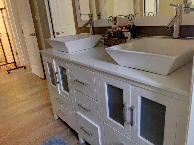 Building Photo - Beautifully updated house in Burbank Blvd is now available for rent