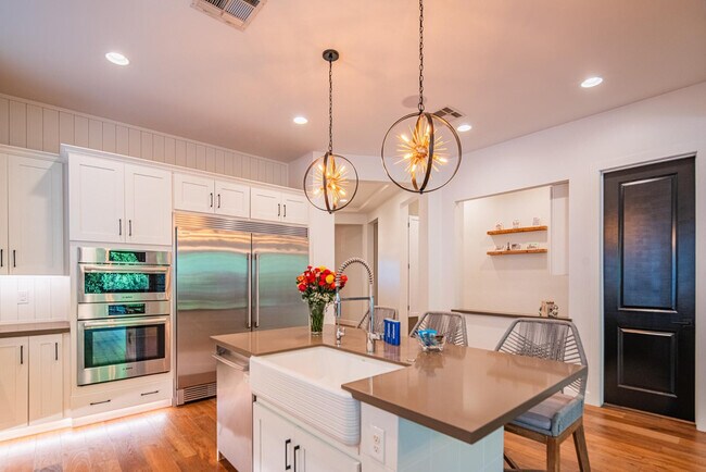 Building Photo - 3850 E Crittenden Ln
