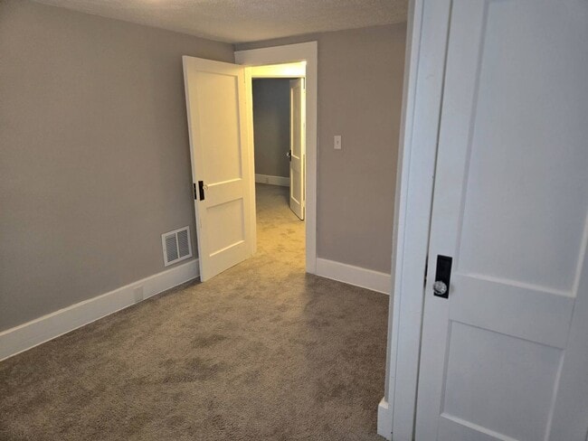 Building Photo - Charming 3-Bedroom Property in Prime Location