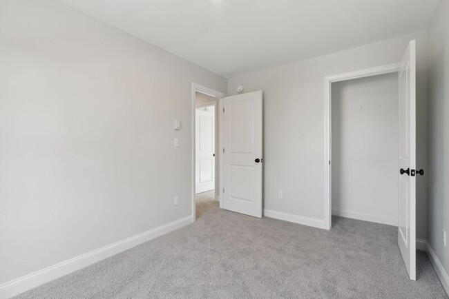 Building Photo - 12 Legacy Ln