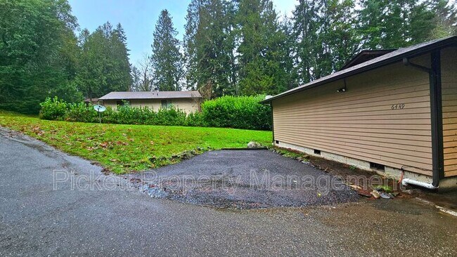 Building Photo - 6449 Lewis NE Dr