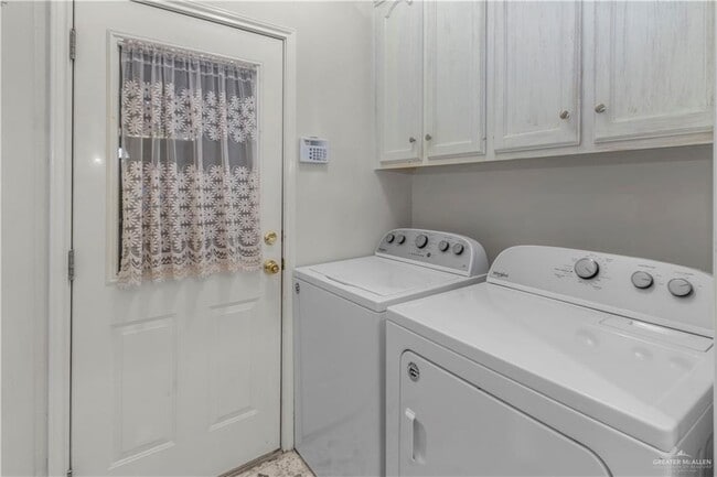 Building Photo - 20 Easy St