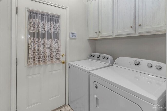 Building Photo - 22 Easy St