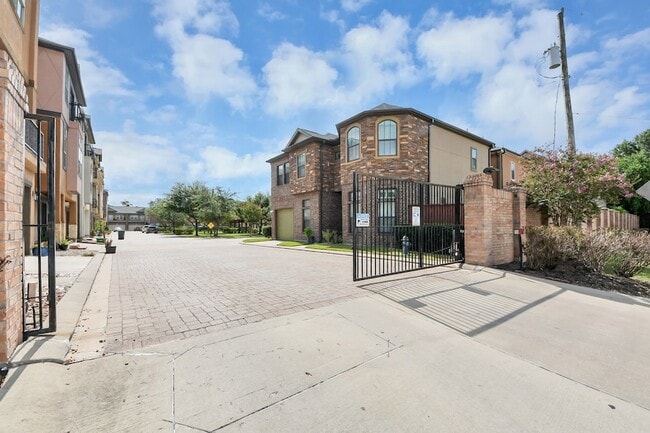 Building Photo - 11045 Upland Forest Dr